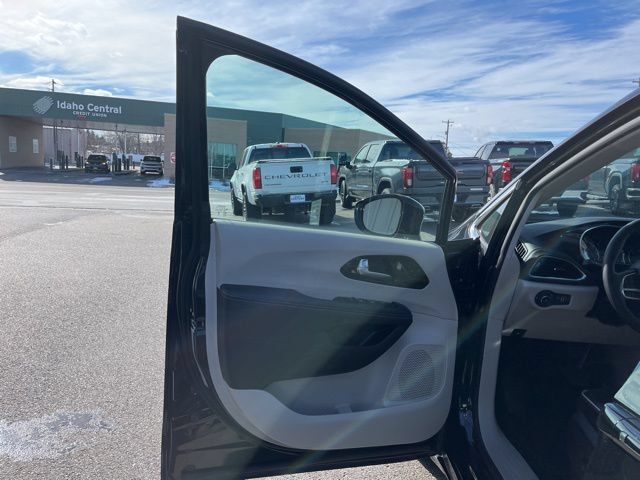Used 2024 Chrysler Pacifica Limited FWD image 30