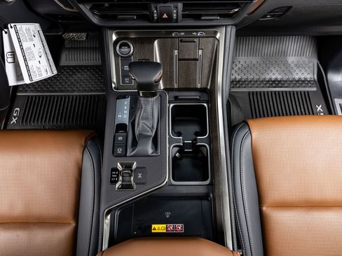 Used 2025 Lexus GX 550 w/ Accessory Package (2T) image 27