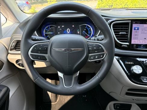 Used 2023 Chrysler Pacifica Touring-L FWD image 8