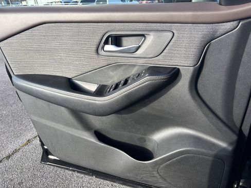 Used 2023 Nissan Rogue SV image 16