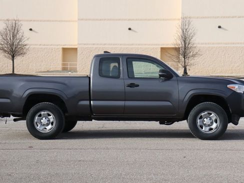 Used 2017 Toyota Tacoma 4x4 Access Cab image 9