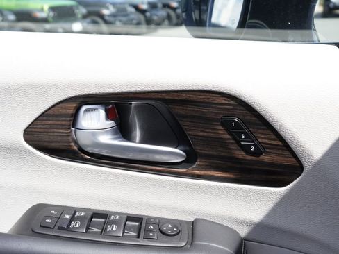 Used 2024 Chrysler Pacifica Limited FWD image 11