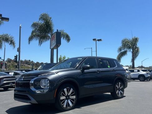 Used 2025 Mitsubishi Outlander SE AWD/4WD image 1