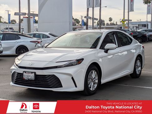 Certified 2025 Toyota Camry LE image 1