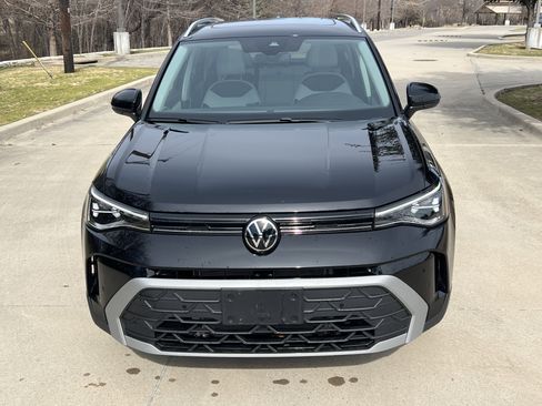 Certified 2025 Volkswagen Taos SE w/ Panoramic Sunroof Package image 3