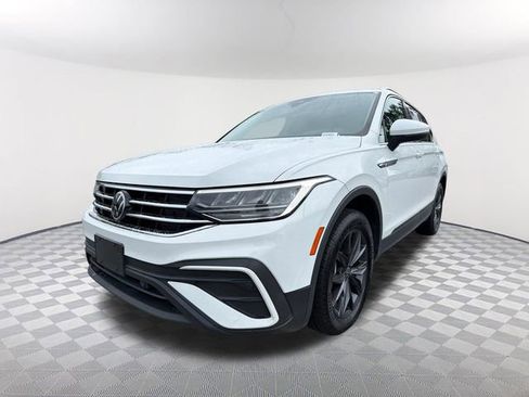 Used 2022 Volkswagen Tiguan SE w/ Panoramic Sunroof Package FWD image 1