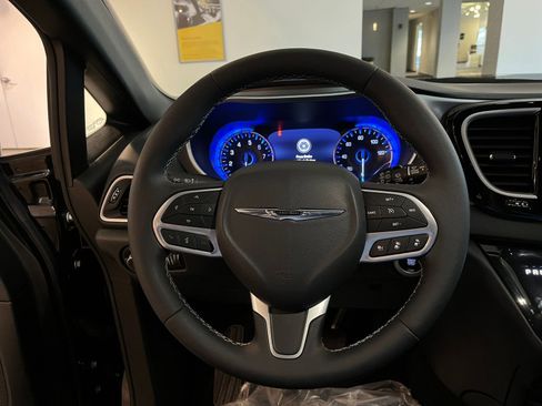 Used 2025 Chrysler Pacifica Select image 29