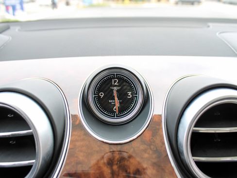Used 2020 Bentley Bentayga Plug-In Hybrid AWD/4WD image 34