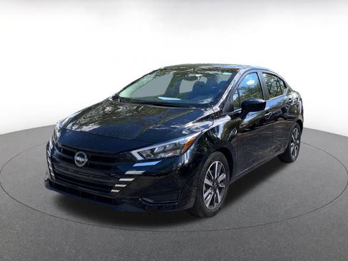 Used 2025 Nissan Versa SV image 3