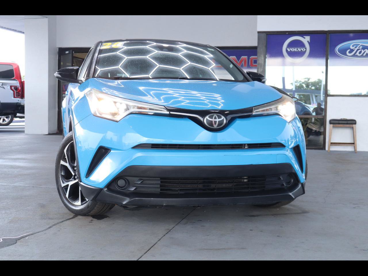 Used 2019 Toyota C-HR XLE FWD image 1