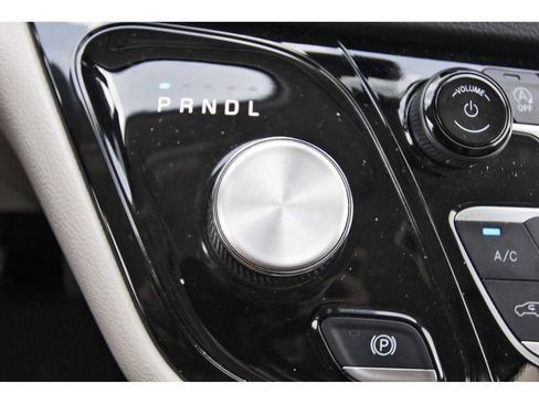 Used 2023 Chrysler Pacifica Touring-L image 24