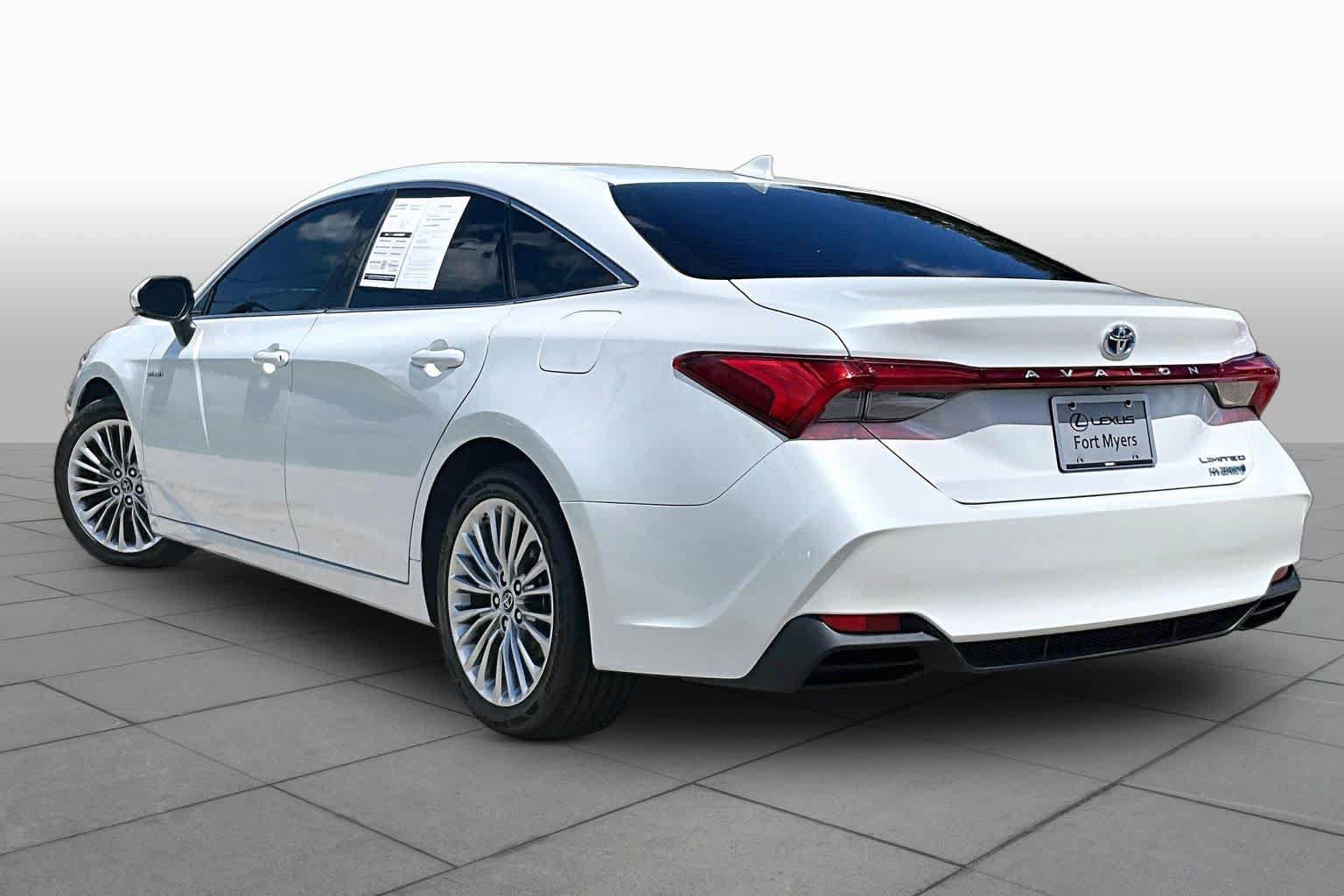 Used 2019 Toyota Avalon Limited FWD image 12