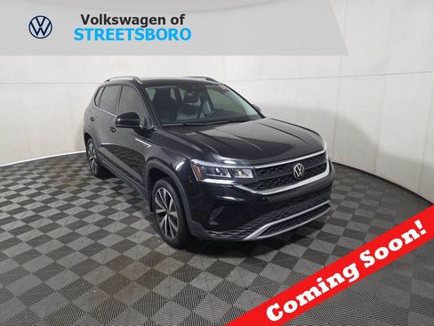 Used 2024 Volkswagen Taos SE FWD image 1