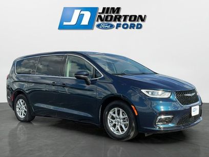 Used 2023 Chrysler Pacifica Touring-L