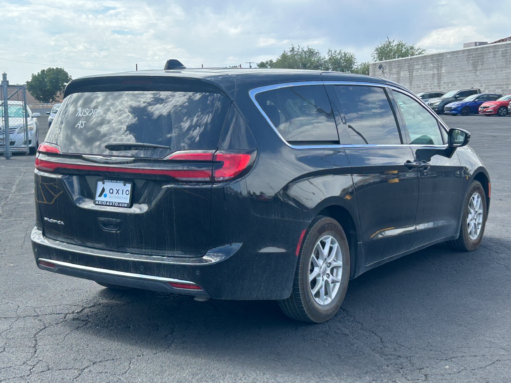 Used 2024 Chrysler Pacifica Touring-L FWD image 3
