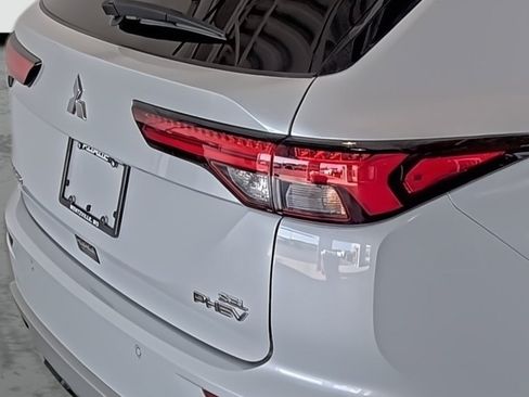 Used 2024 Mitsubishi Outlander 4WD Plug-In Hybrid image 13