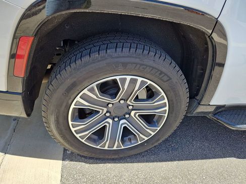 Used 2024 Jeep Wagoneer Series II w/ Flexible Seating Group image 7