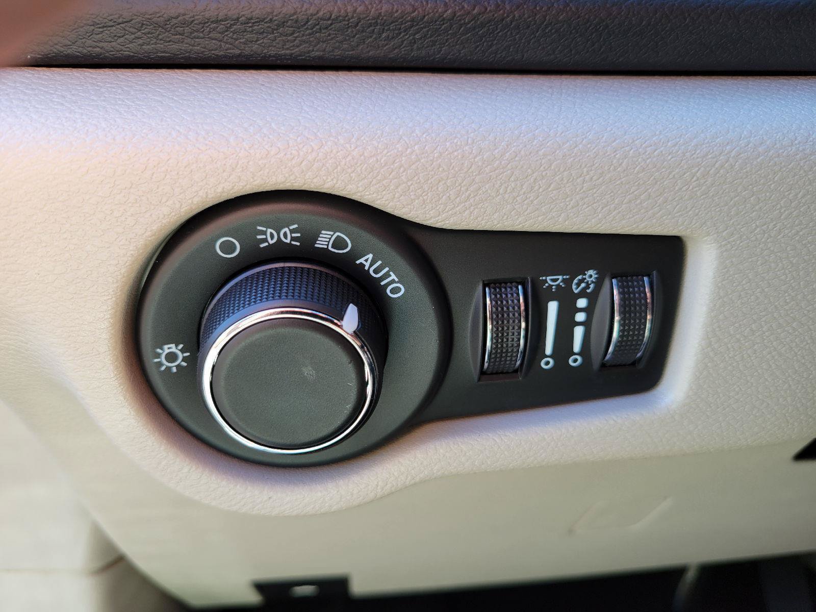Used 2024 Chrysler Voyager LX FWD image 10