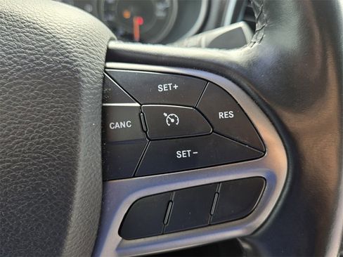 Used 2019 Jeep Cherokee Limited image 24