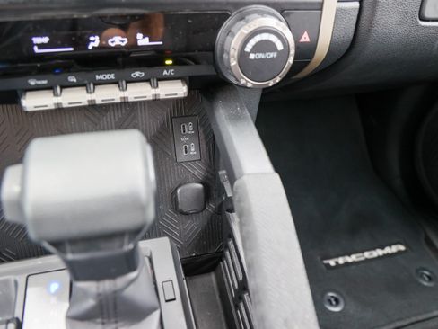 Certified 2025 Toyota Tacoma SR5 AWD/4WD image 25