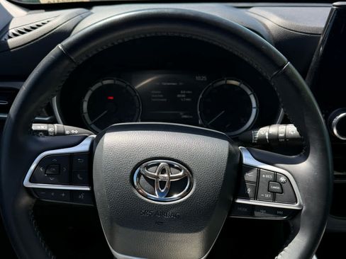 Used 2023 Toyota Highlander XLE FWD image 7