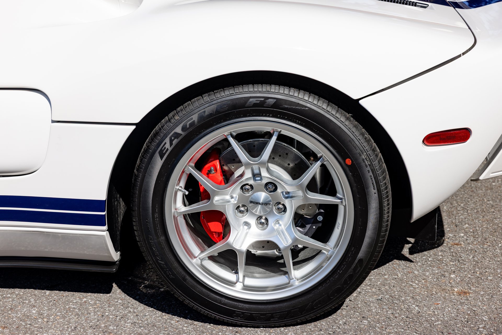 Used 2006 Ford GT RWD image 40
