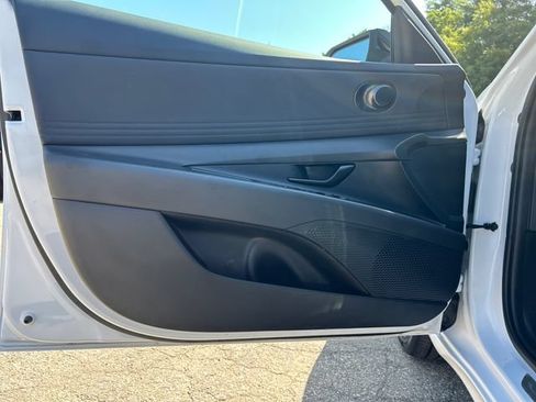 Certified 2025 Hyundai Elantra SEL FWD image 13