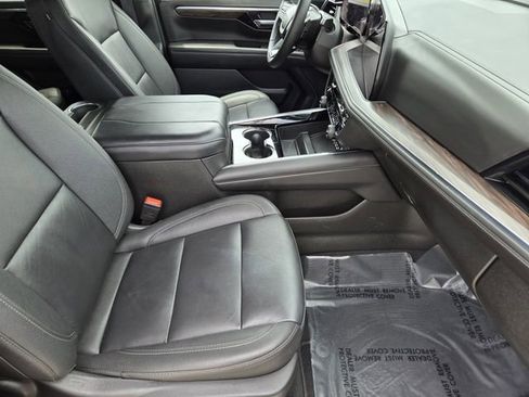 Used 2025 Chevrolet Suburban Z71 AWD/4WD image 14