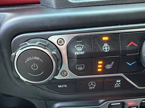 Used 2023 Jeep Wrangler Unlimited Rubicon w/ Cold Weather Group AWD/4WD image 16