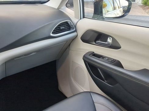 Certified 2024 Chrysler Pacifica Touring-L image 21