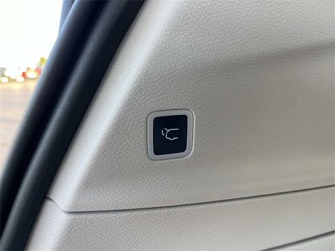 Used 2021 Chrysler Pacifica Touring-L image 25