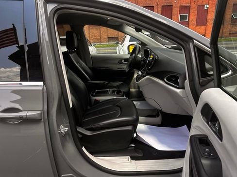 Used 2023 Chrysler Pacifica Touring-L FWD image 11