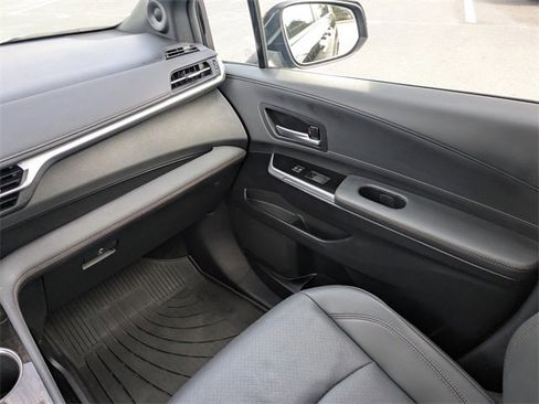 Used 2025 Toyota Sienna Platinum image 18