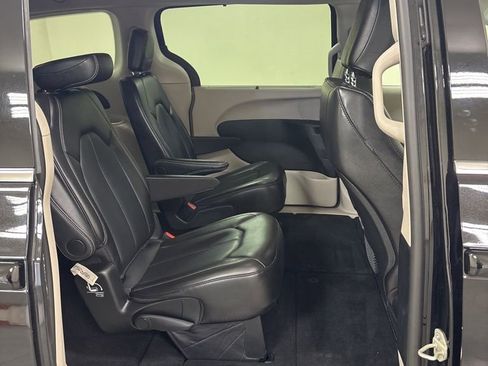 Used 2024 Chrysler Pacifica Touring-L image 33