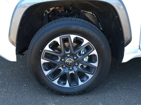 Used 2025 Toyota Tundra Limited AWD/4WD image 39