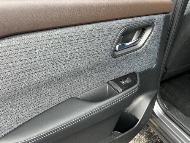 Used 2023 Nissan Rogue SV AWD/4WD image 21