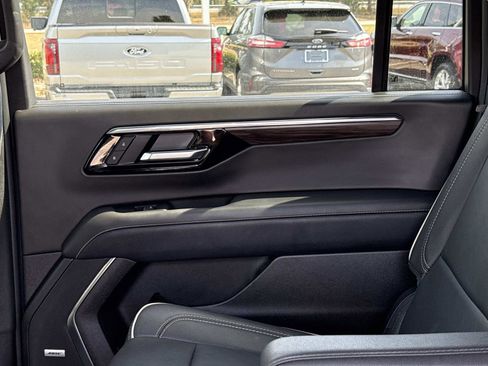 Used 2025 Chevrolet Suburban Premier image 16