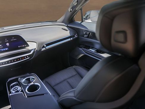 Certified 2024 Cadillac Lyriq Luxury AWD/4WD image 25