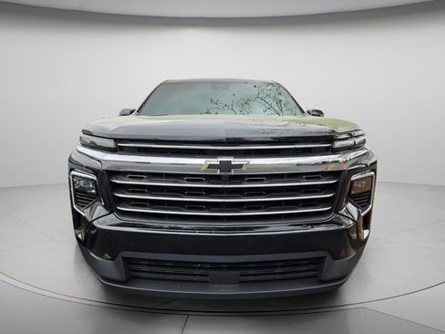 Used 2025 Chevrolet Traverse LT image 3