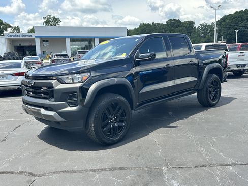 Used 2024 Chevrolet Colorado Trail Boss w/ Technology Package AWD/4WD image 4