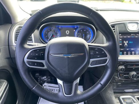 Used 2017 Chrysler 300 Limited RWD image 19