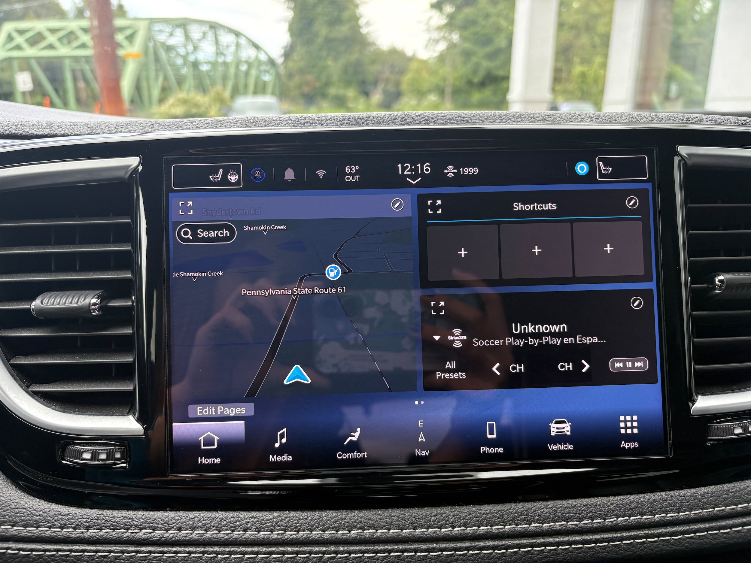 Certified 2025 Chrysler Pacifica Limited FWD image 22