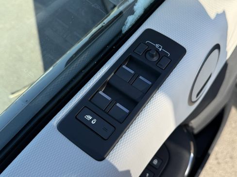 Certified 2025 Land Rover Discovery Dynamic SE image 16