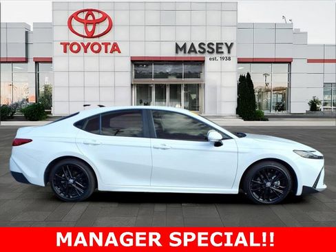 Used 2025 Toyota Camry SE w/ Convenience Package image 1