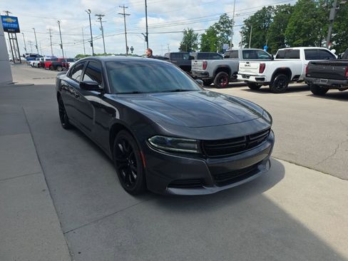 Used 2018 Dodge Charger SXT w/ Blacktop Package RWD image 4