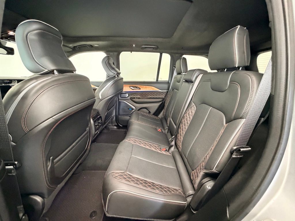 Used 2024 Jeep Grand Cherokee Summit AWD/4WD image 5