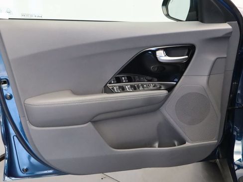 Used 2022 Kia Niro LXS FWD image 17