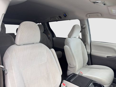 Used 2018 Toyota Sienna LE w/ Carpet Mat Package FWD image 39