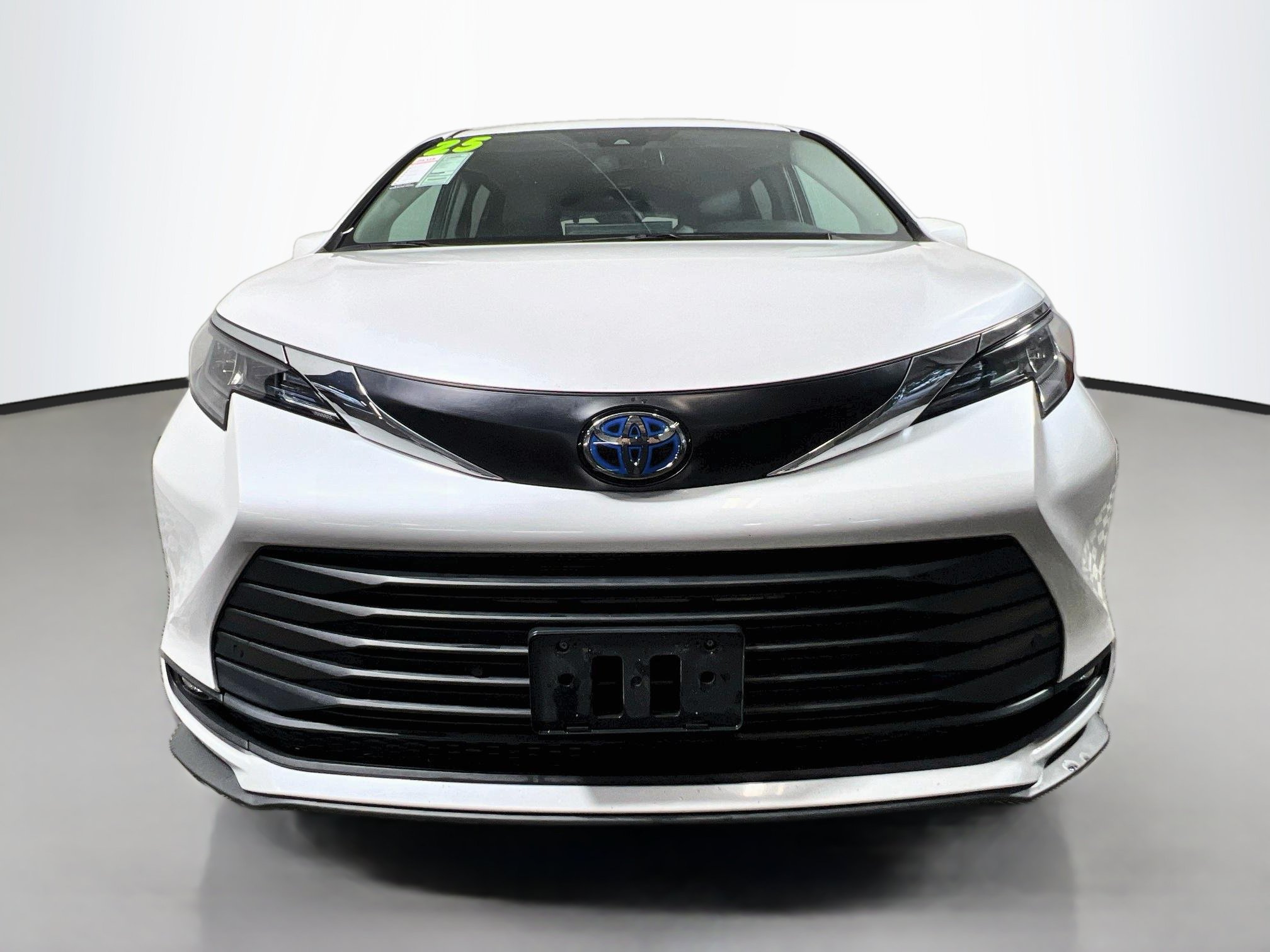 Used 2025 Toyota Sienna XLE FWD image 11