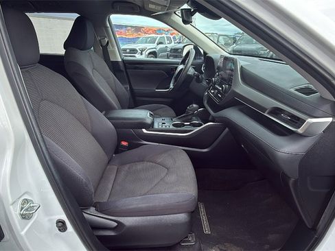 Used 2023 Toyota Highlander LE image 28